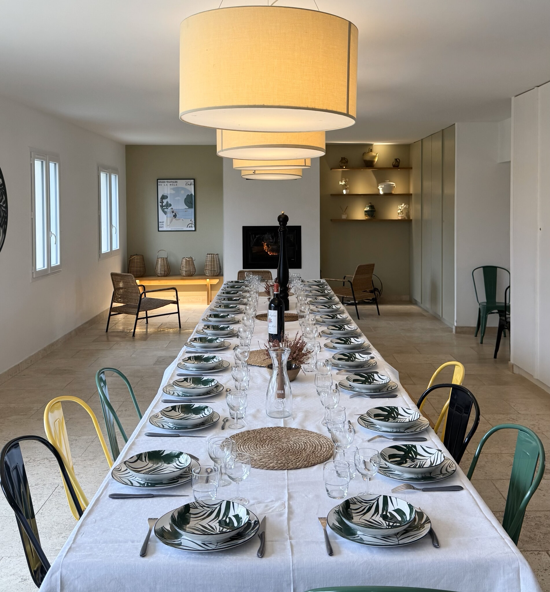 La table de 28 couverts de La Longère, dressée devant la cheminée